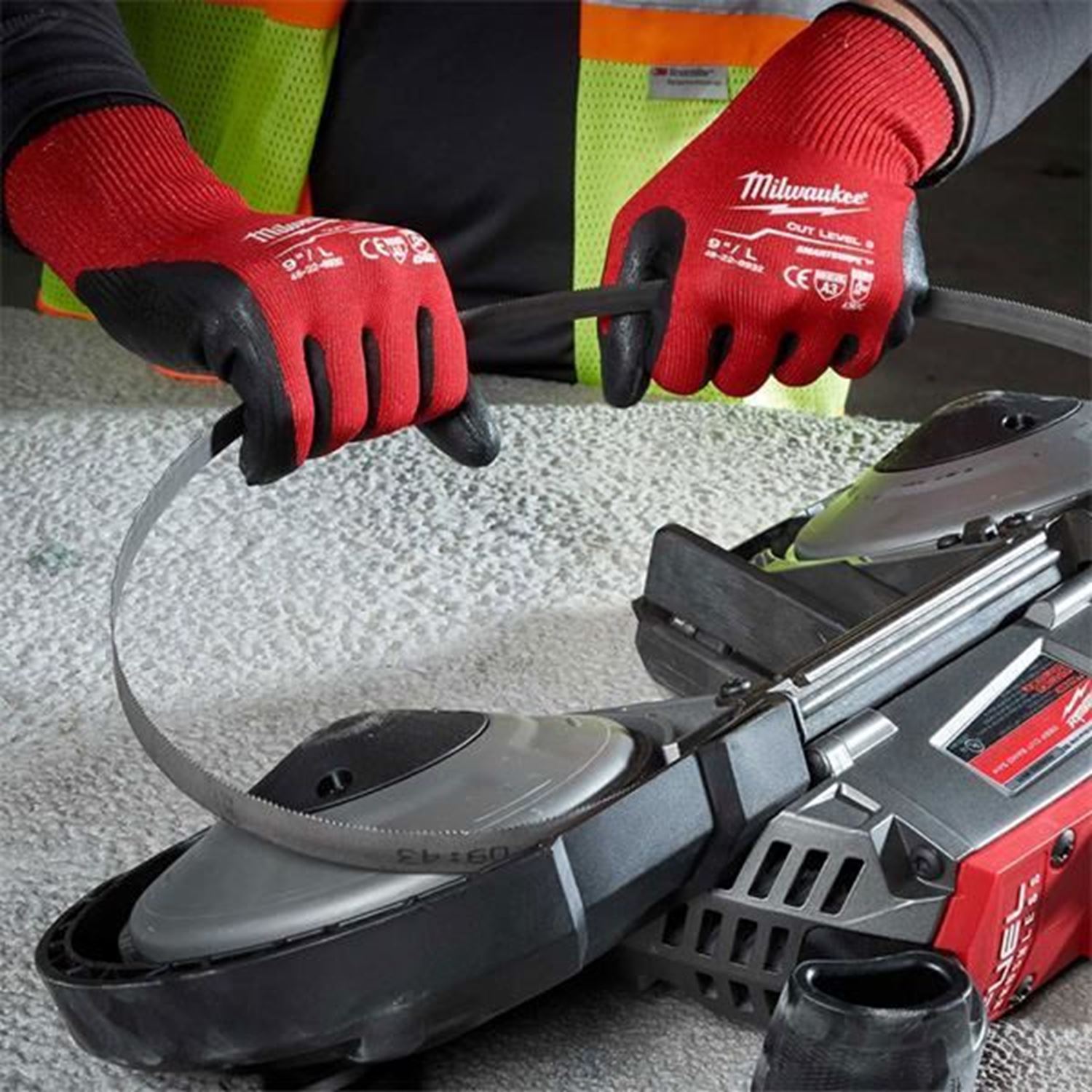 Снимка на Предпазни ръкавици Milwaukee със защита от сряз ниво-3 размер 10/XL, 4932471620
